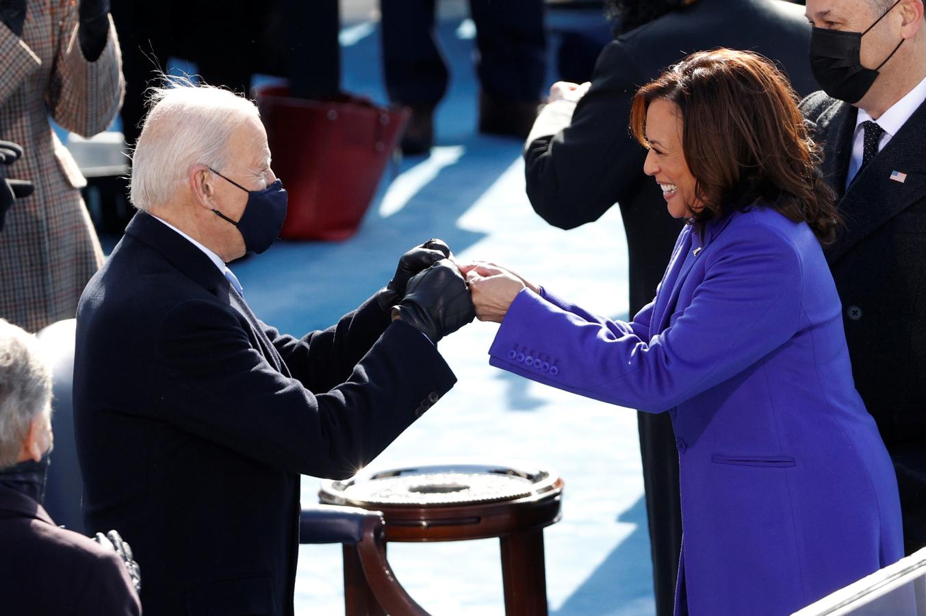 El nuevo presidente de EE.UU., Joe Biden, saluda a la vicepresidenta, Kamala Harris, durante la toma de posesión