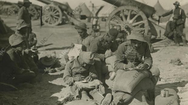 Melilla, 1921. Los soldados aprovechan los momentos que les dejan libres los deberes militares para escribir cartas