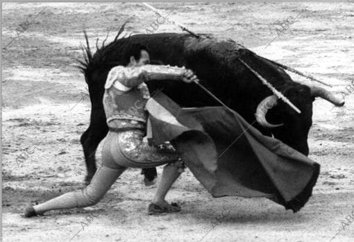 Madrid, 03/05/1981. Curro Romero en el ayudado por bajo, torerísimo, que se jaleó clamorosamente