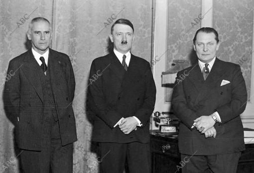 El canciller del Reich, Adolf Hitler, posa con sus ministros Göring y Frizk
