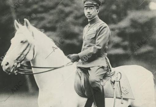 Hiro Hito, Emperador del Japón, Paseando A caballo por los Jardines de su palacio