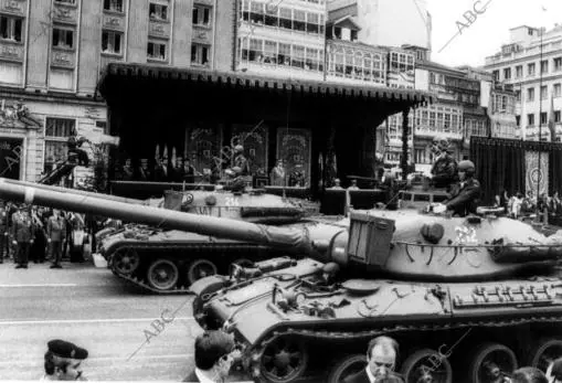 Carros de combate –entre ellos, los M-60 y los AMX-30– en el Día de las Fuerzas Armadas de 1985