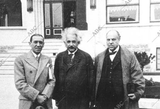El escritor Ramón Pérez de Ayala, acompañado de su amigo Albert Einstein