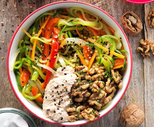 Bol de zoodles con salsa satay de nueces