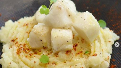 Bacalao al horno con puré de patata y coliflor.