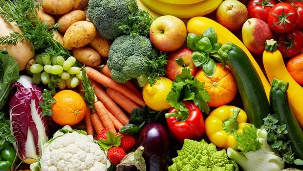 Las frutas y verduras que puedes dejar fuera de la nevera en verano