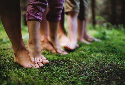 Caminar descalzos ayuda a conectar con la naturaleza.