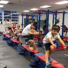 Niños aprendiendo en un colegio a hacer sentadillas a una pierna. Son felices y sanos, no se hizo daño a ningún niño para hacer esta foto (Foto Instagram squat_university)