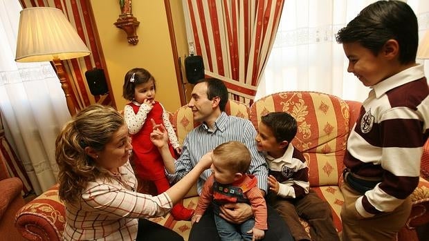 Según el estudio, los hermanos más jóvenes son má sanos y propensos a la homosexualidad