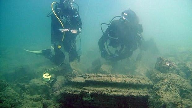 Unos buceadores analizan una «dolomita», una de las formaciones con forma de columna encontradas