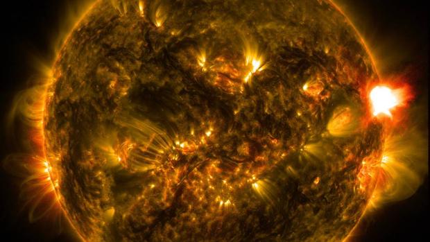 El Sol, vigilado por el satélite SDO, sufre una erupción (en el lado derecho de la imagen)