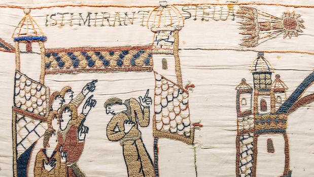 Detalle del tapiz de Bayeux en el que se aprecia el cometa Halley. «Miran asombrados la estrella», dice la frase bordada