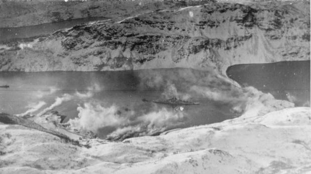 El Tirpitz, amarrado en un fiordo noruego. El humo es artificial y pretendía ocultar el acorazado