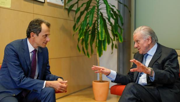 El ministro (izquierda) se ha reunido hoy con el director del Centro Nacional de Investigaciones Cardiovasculares Carlos III (CNIC), Valentín Fuster (d)