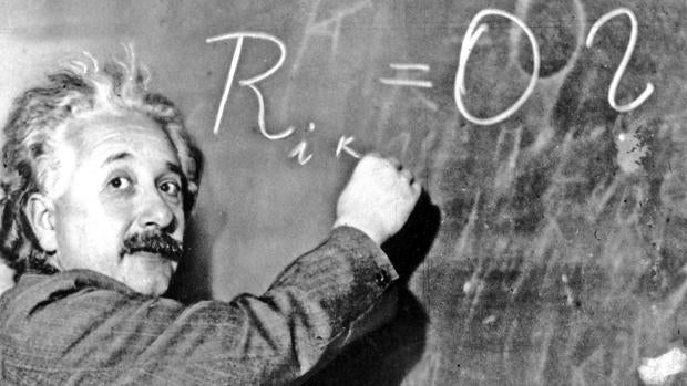 El científico escribe en una pizarra del Instituto Carnegie (Estados Unidos), en 1931