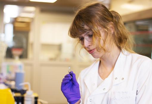 La investigadora Katarzyna Sokol en el laboratorio