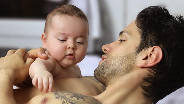 Un hombre sostiene a un bebé
