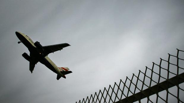 Avión de British Airways surcando el cielo