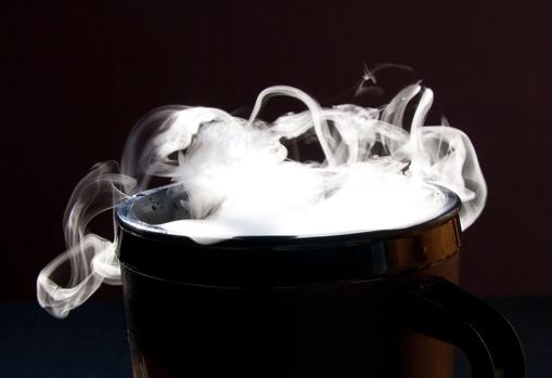 Sublimación de hielo seco en el interior de una taza