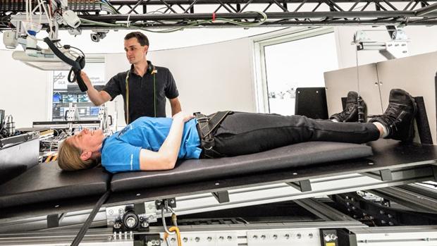 Una de las participantes del experimento en la camilla
