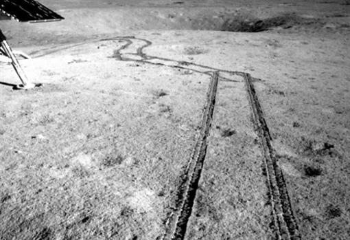 Huellas del róver junto al módulo de aterrizaje