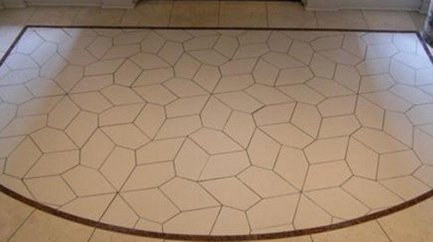 Vestíbulo de entrada a la sede de la Mathematical Association of America (Washington) con un embaldosado pentagonal no regular descubierto por Marjorie Rice