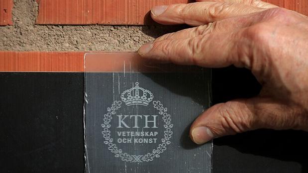 Un primer plano de la madera transparente creada
