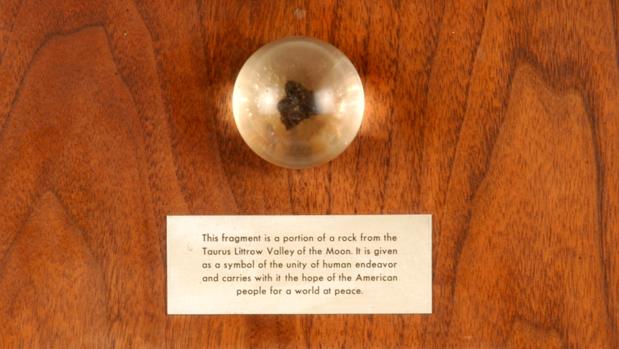 Fragmento de roca lunar que pertenece al Musei Naval