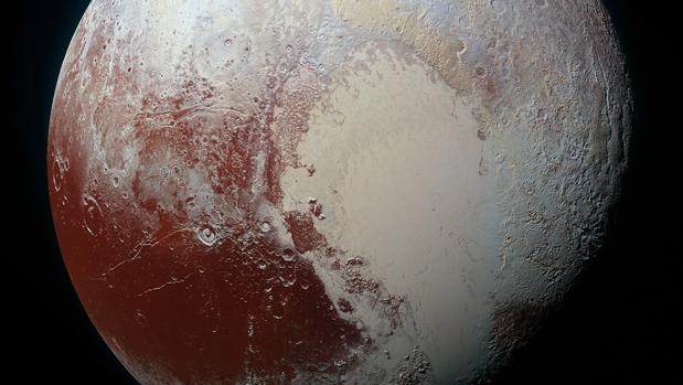 Fotografía de Plutón captada por la sonda New Horizons en 2015. Las Montañas Elcano se e