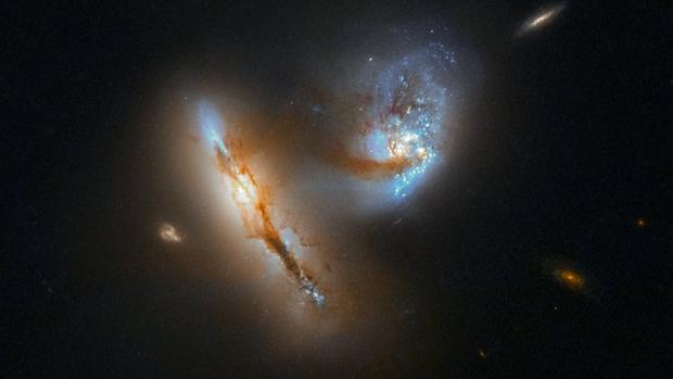 Las dos galaxias se funden en una