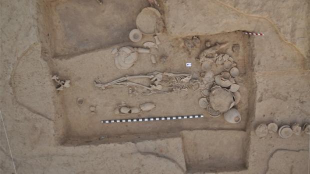 El primer genoma secuenciado de un yacimiento arqueológico asociado con la antigua civilización del Valle del Indo provino de esta mujer enterrada en la ciudad de Rakhigarhi.