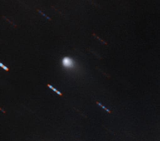 Imagen registrada por Observatorio Gemini de C / 2019 Q4 (Borisov), que es el primer cometa interestelar que se haya identificado. Esta imagen se obtuvo con el espectrógrafo de objetos múltiples Gemini North (GMOS) de Maunakea, Hawai. La imagen se obtuvo con cuatro exposiciones de 60 segundos en bandas (filtros) r y g. Los guiones azules y rojos son imágenes de estrellas de fondo que parecen rayar debido al movimiento del cometa