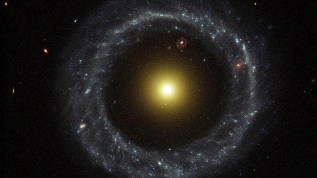 El objeto de Hoag, captado por el telescopio espacial Hubble. Arriba, ligeramente a la derecha y dentro del anillo, hay otra galaxia anular