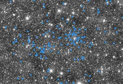 Los astrónomos han detectado un grupo de estrellas, marcadas en azul, formadas por material procedente de fuera de la Vía Láctea