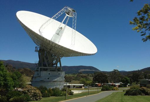 DSS43, la antena de radio de 70 metros de ancho, es la única que puede enviar comandos a la nave espacial Voyager 2.