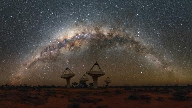 Las antenas del SKA Pathfinder australiano de CSIRO con la Vía Láctea por encima