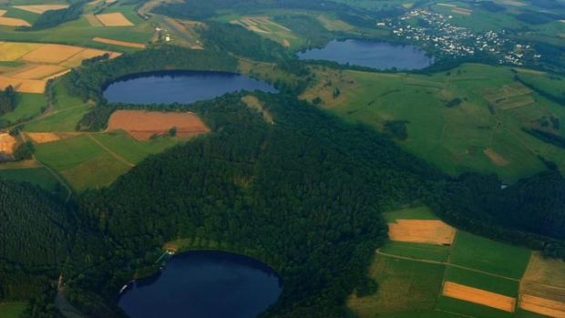 Tres «maars» llenos de agua en Eifel, Alemania (Gemündener Maar, Weinfelder Maar, Schalkenmehrener Maar).