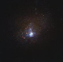 Imagen de la galaxia enana Kinman, también conocida como PHL 293B, tomada po el telescopio espacial Hubble de la NASA / ESA en 2011