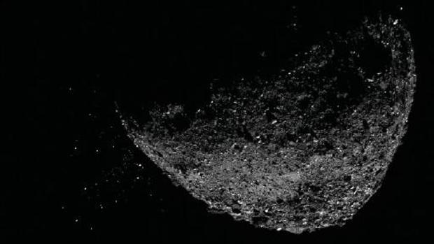 El asteroide Bennu, expulsando partículas de su superficie el 6 de enero de 2019