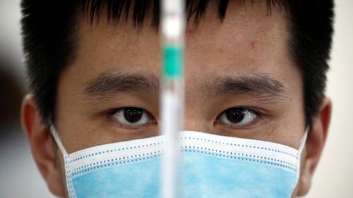 Un trabajador en los laboratorios de Sinovac, en Beijing, China, en septiembre