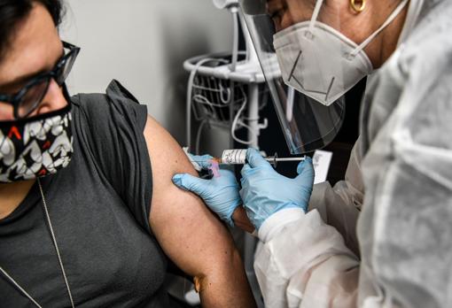 Una voluntaria recibe una inyección de vacuna experimental en Florida, Estados Unidos, el pasado 13 de agosto. En algunos ensayos, ha habido voluntarios que tenían asma u otras condiciones