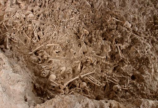 Entierro colectivo de la Edad del Cobre del Camino del Molino (Caravaca de la Cruz, Murcia), donde 1.300 individuos fueron enterrados entre 2900-2300 a. C.