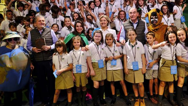 Íñigo Méndez de Vigo, Blanca Marsillach, Isabel Tejerina e Ignacio Galán, con los niños asistentes a la función