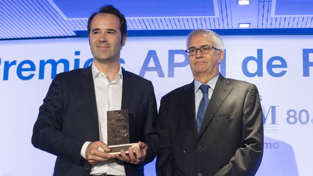 Javier Chicote, junto al vicepresidente de la APM, Nemesio Rodríguez, que le entregó el galardón