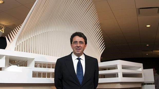 El arquitecto frente a la maqueta del proyecto afectdo