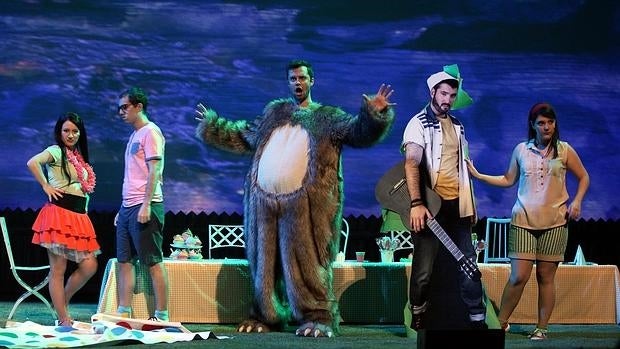 Javier Povedano, Aurora Peña, Adriana Mayer, Konstantin Derri, Thiago Vaz y Urszula Bardlowska, en un momento de la obra