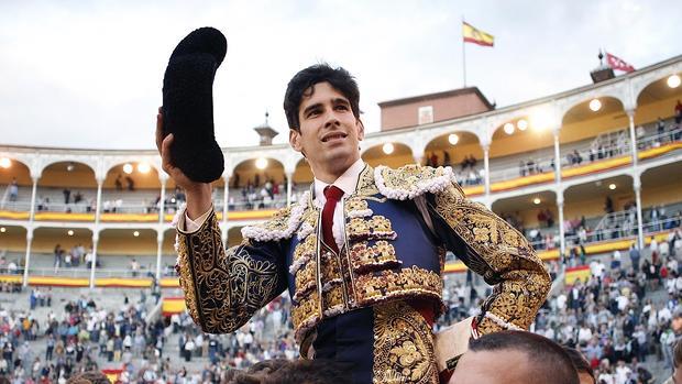 López Simón, en una de sus tres Puertas Grandes venteñas