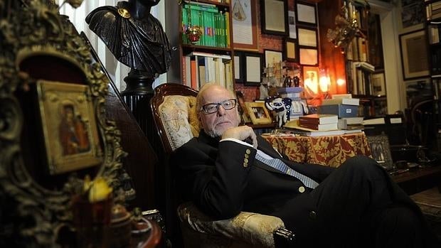Mauricio Wiesenthal, sentado en la butaca de su madre, donde escribe, a la puerta de su casa