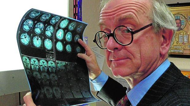 Henry Marsh, examinando imágenes del cráneo de uno de sus pacientes