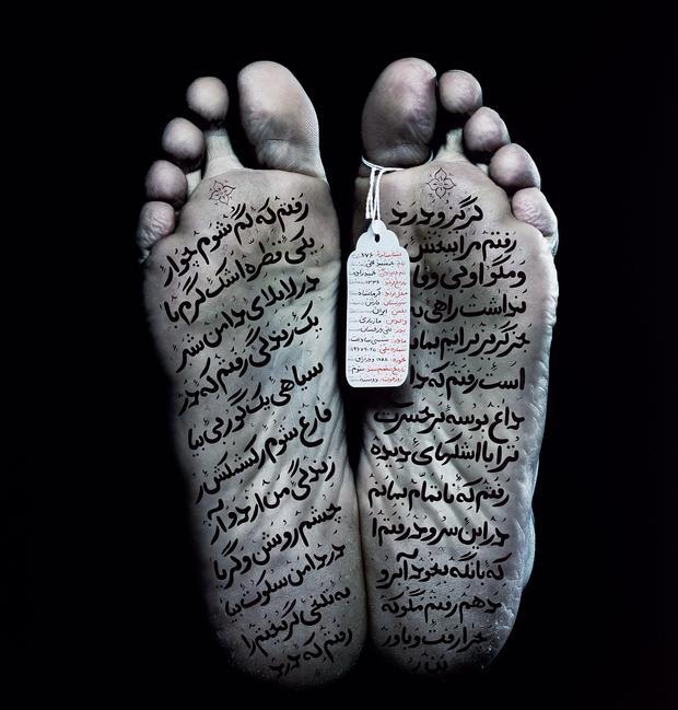 Obra de la serie «Nuestra casa está en llamas», de Shirin Neshat (2013)